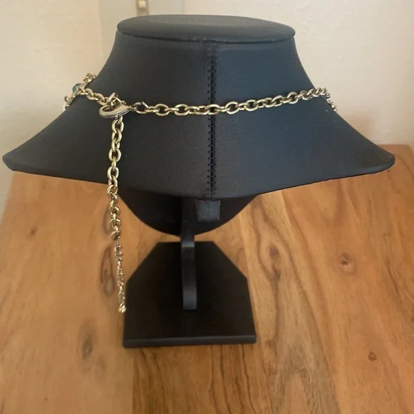 Gorgeous Costume Jewelry Necklace - Picture 2 of 5